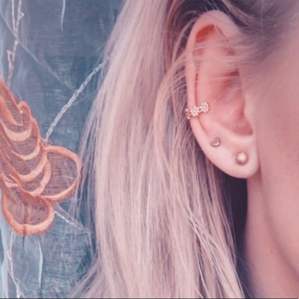 Gold flower earring cuff - Picture 4 of 4
